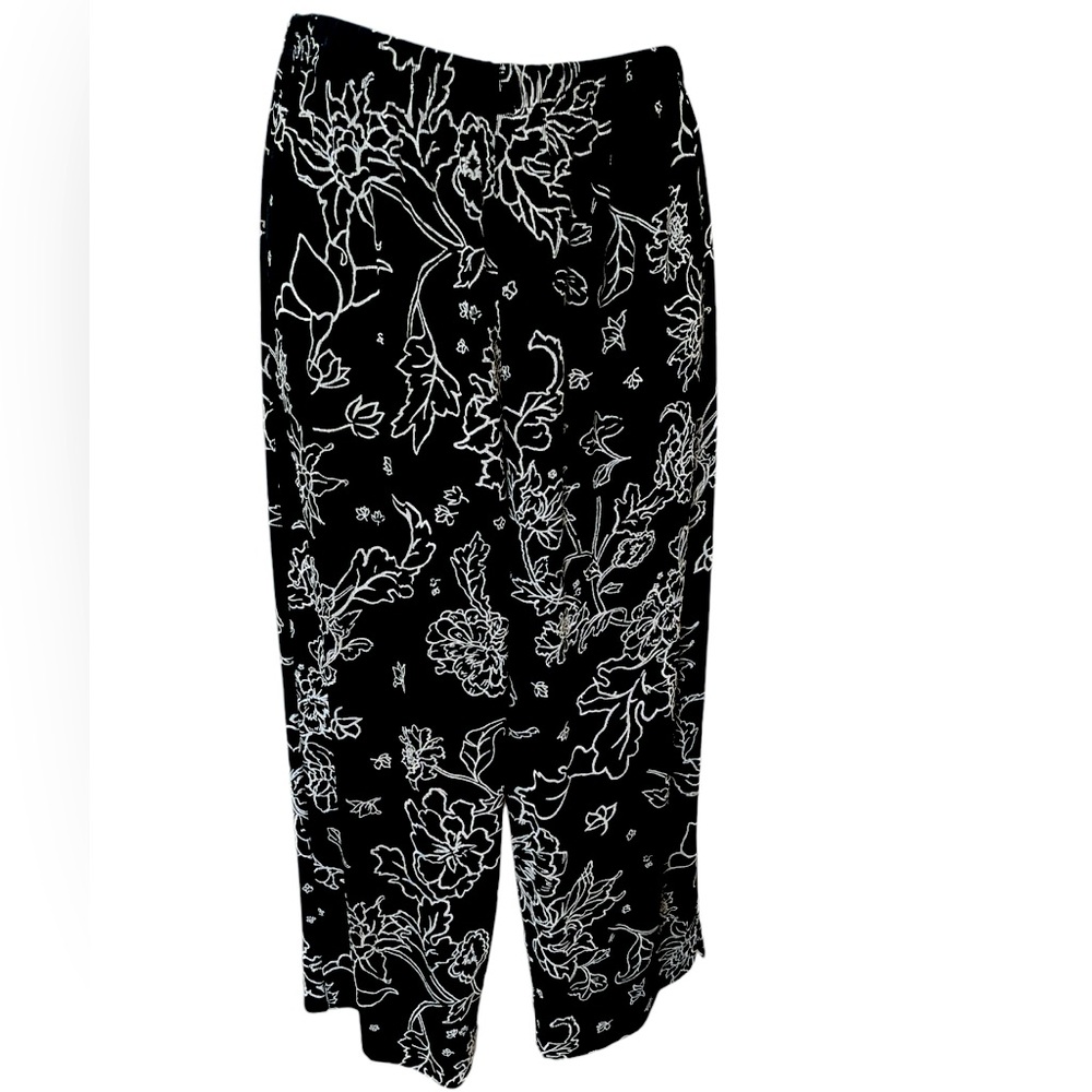 Chico's Travelers slinky  crop  pants Size 1